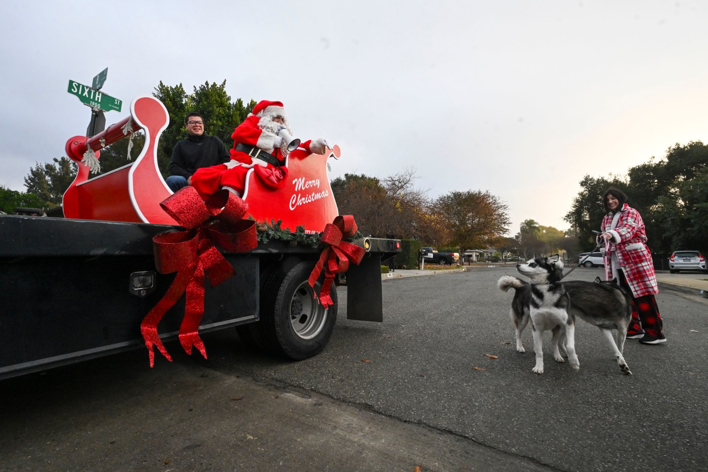 la-verne-celebrates-christmas-with-santa’s-morning-parade-through-town