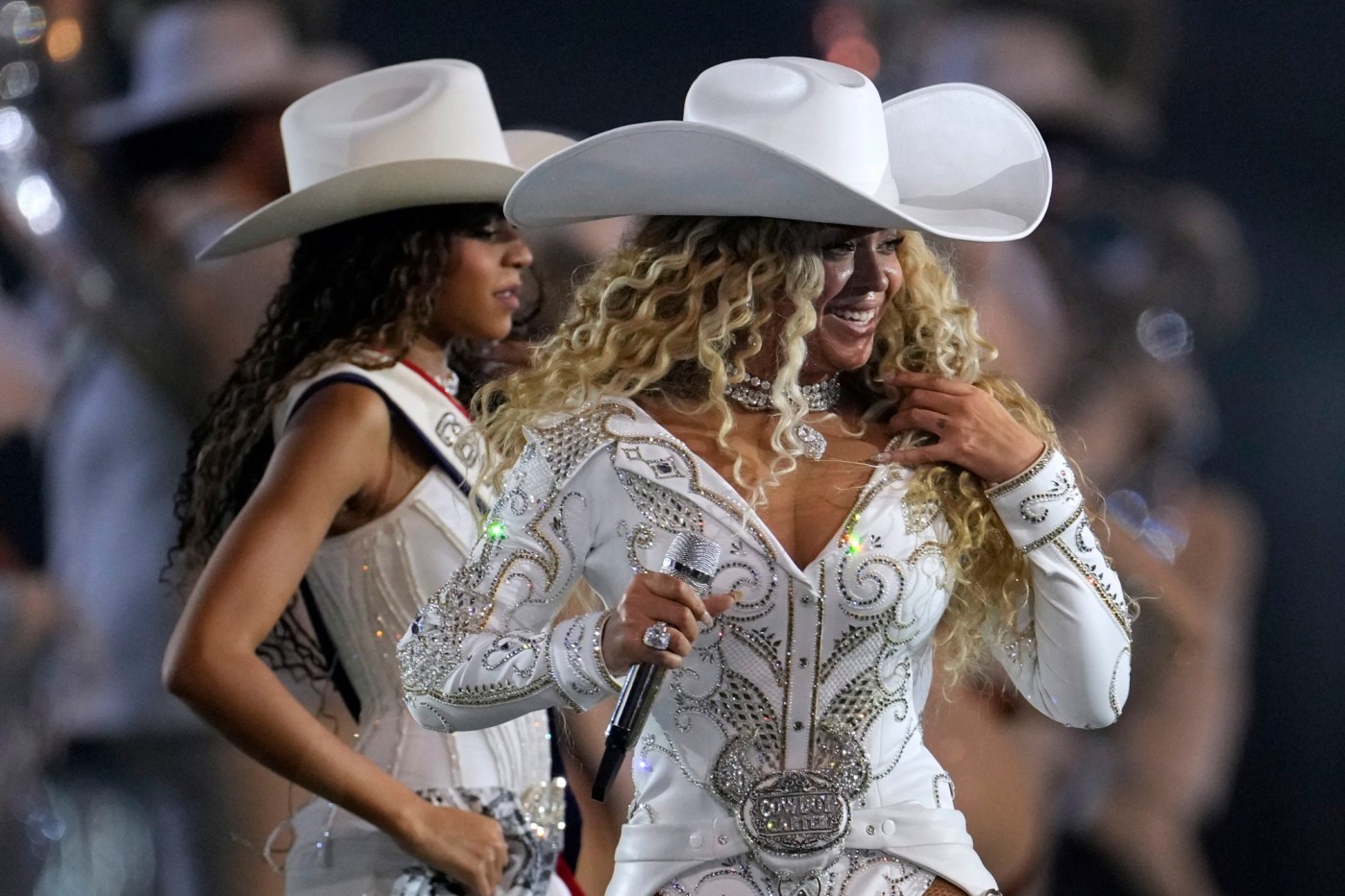 beyonce-performs-‘cowboy-carter’-hits-live-for-first-time-at-nfl-christmas-day-game