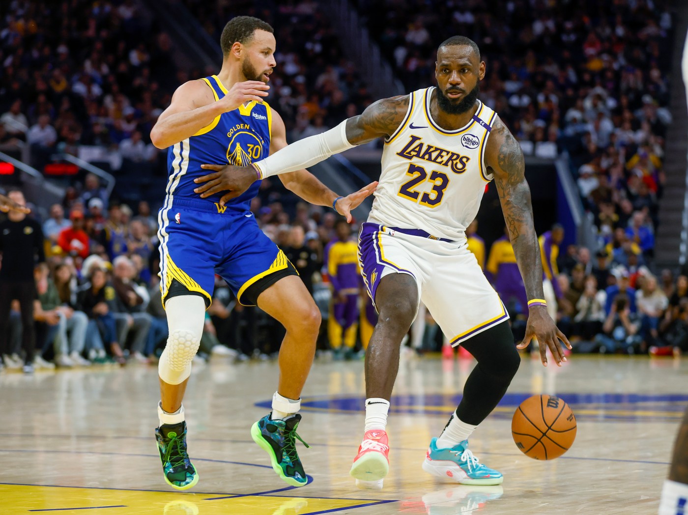 steph-curry,-lebron-james-live-up-to-billing,-but-austin-reaves-steals-christmas