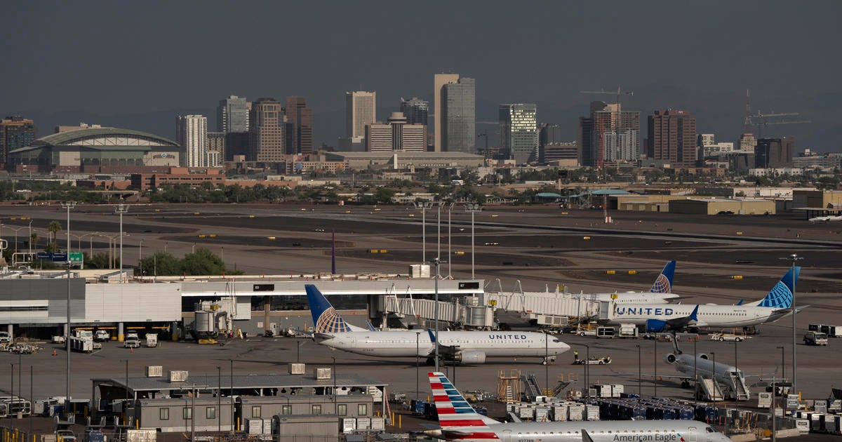 3-shot,-1-stabbed-in-christmas-night-dispute-at-phoenix-airport,-police-say