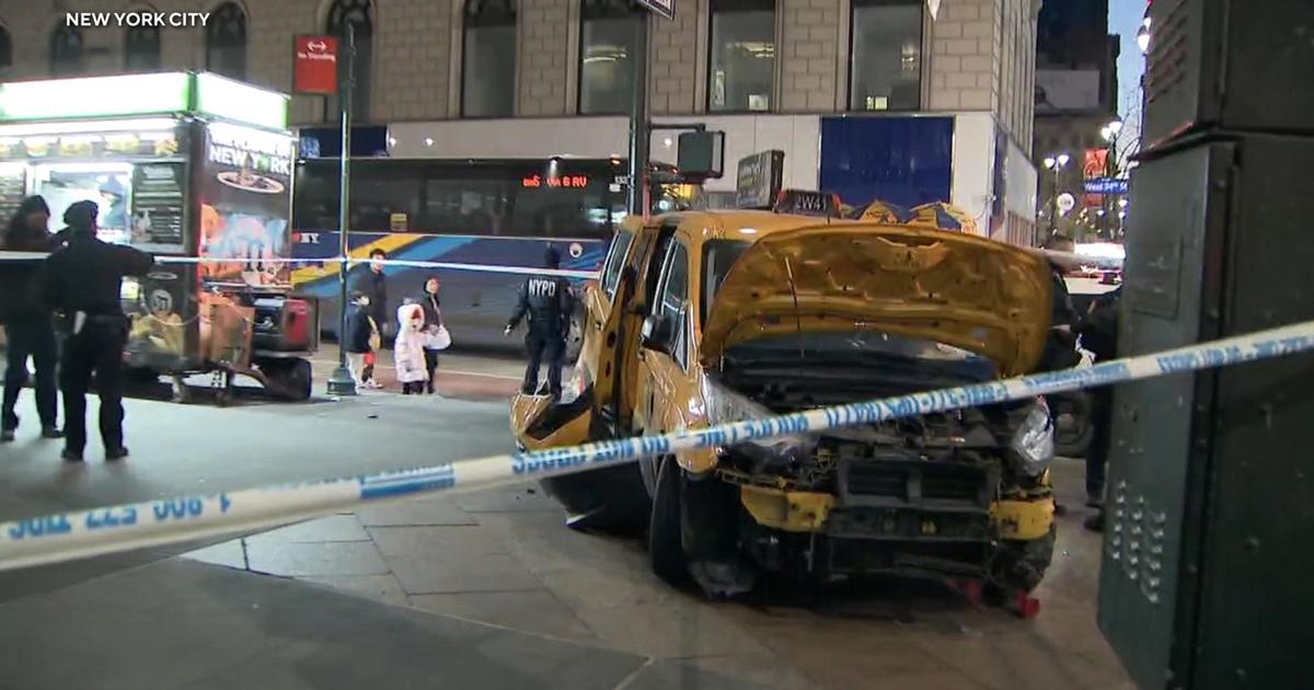 nyc-taxi-driver-hits-crowd-outside-macy’s-on-christmas-day