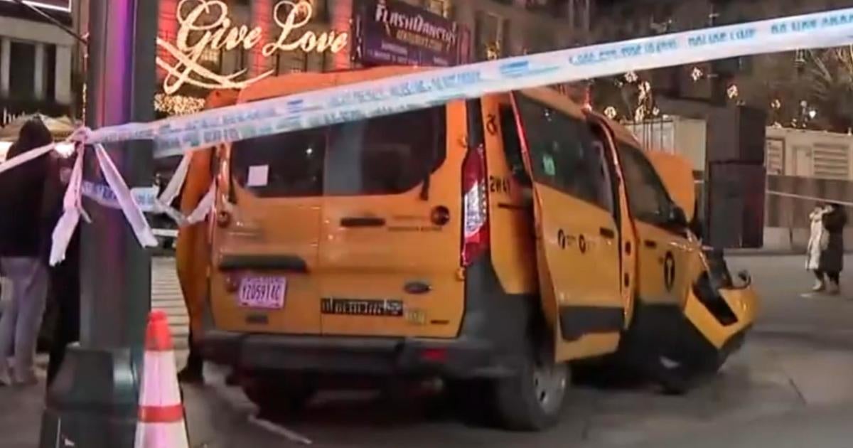 6-hurt-after-taxi-jumps-curb-in-new-york-city