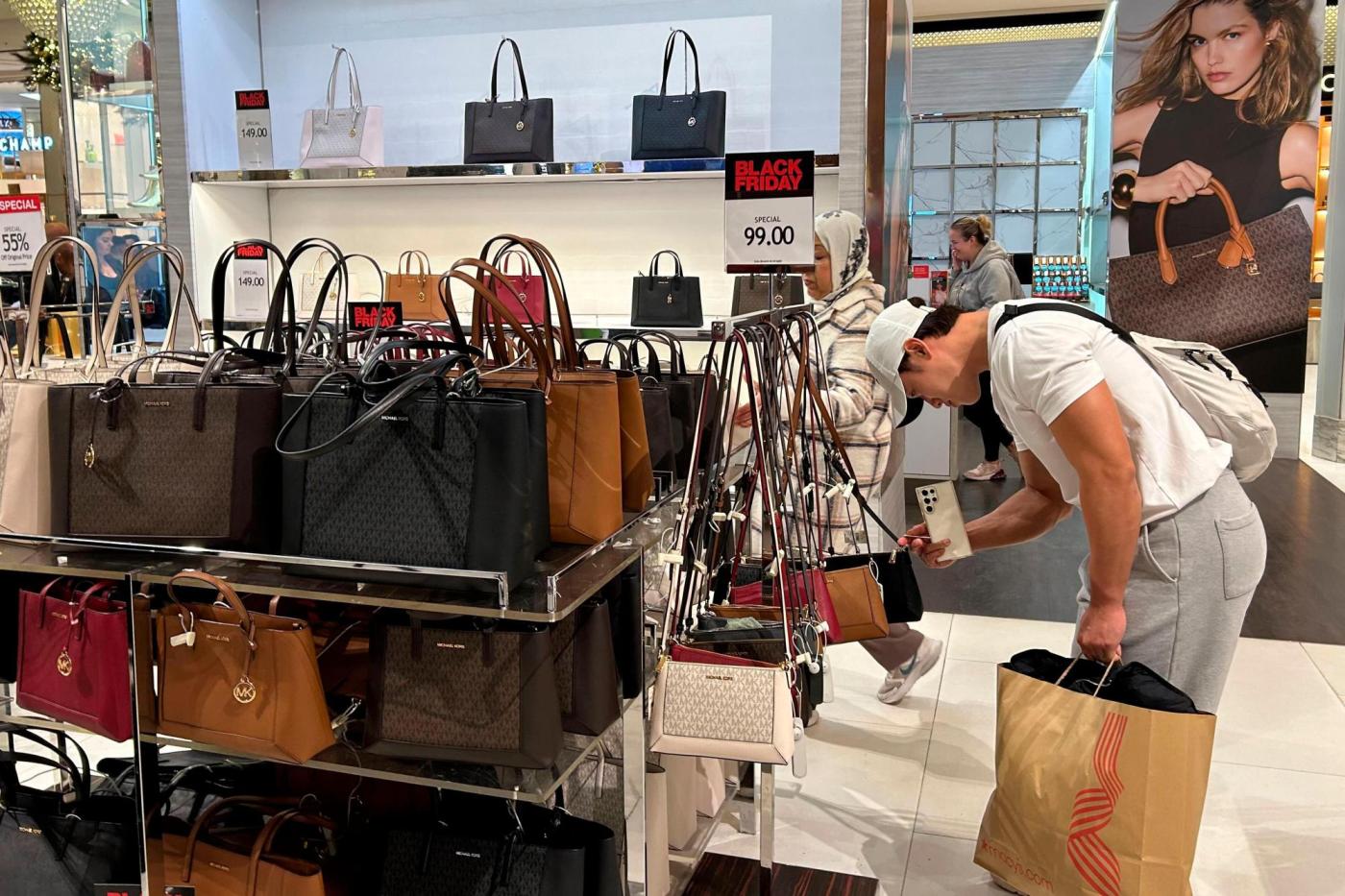 holiday-shoppers-increased-spending-by-3.8%-despite-higher-prices