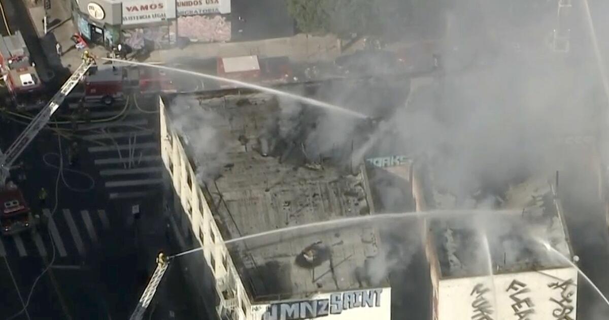 firefighters-battle-blaze,-help-homeless-people-evacuate-4-story-building-in-downtown-la.