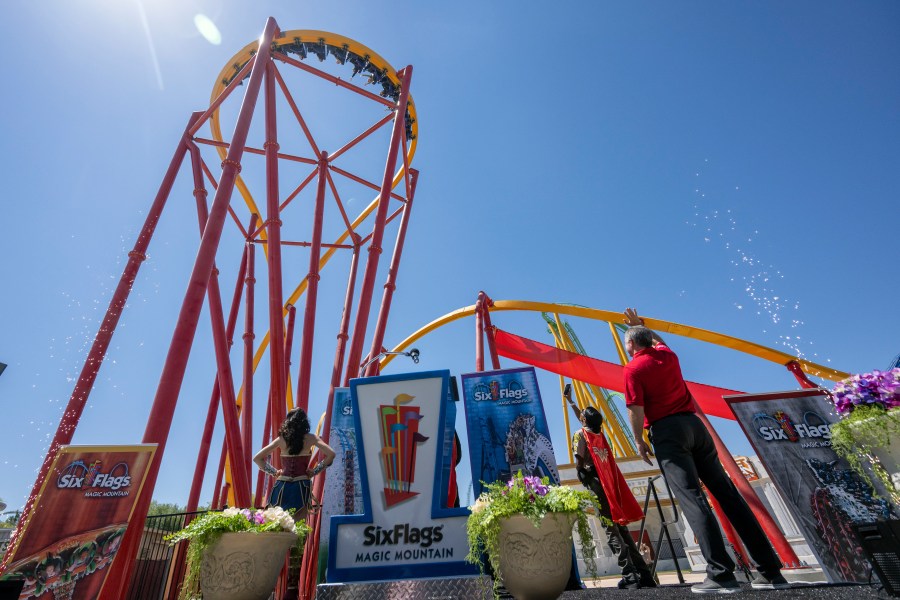 six-flags-magic-mountain-extends-park-hours-for-the-holiday-season