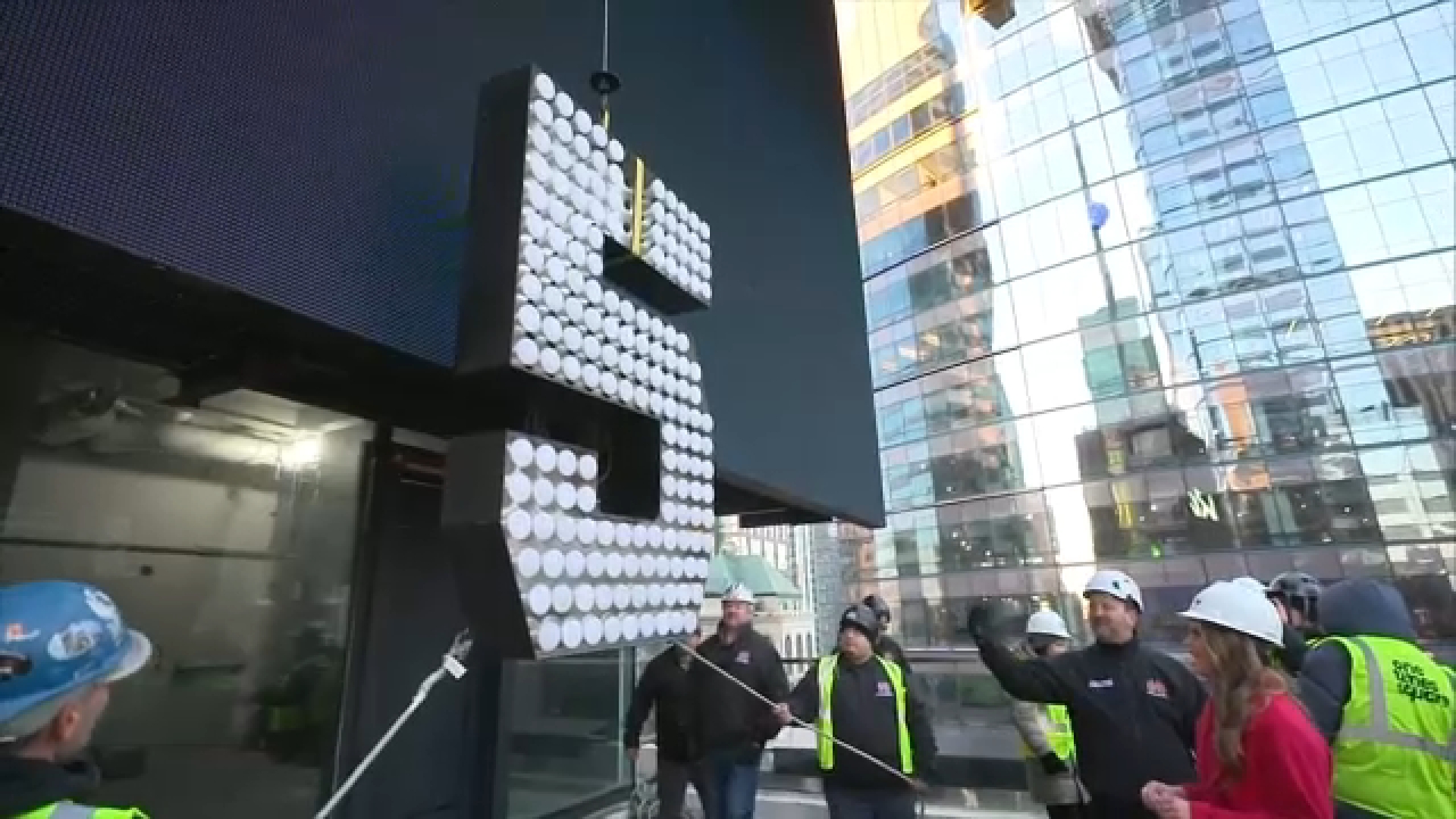 countdown-to-the-new-year-is-on-as-“5”-in-the-2025-sign-hoisted-in-times-square