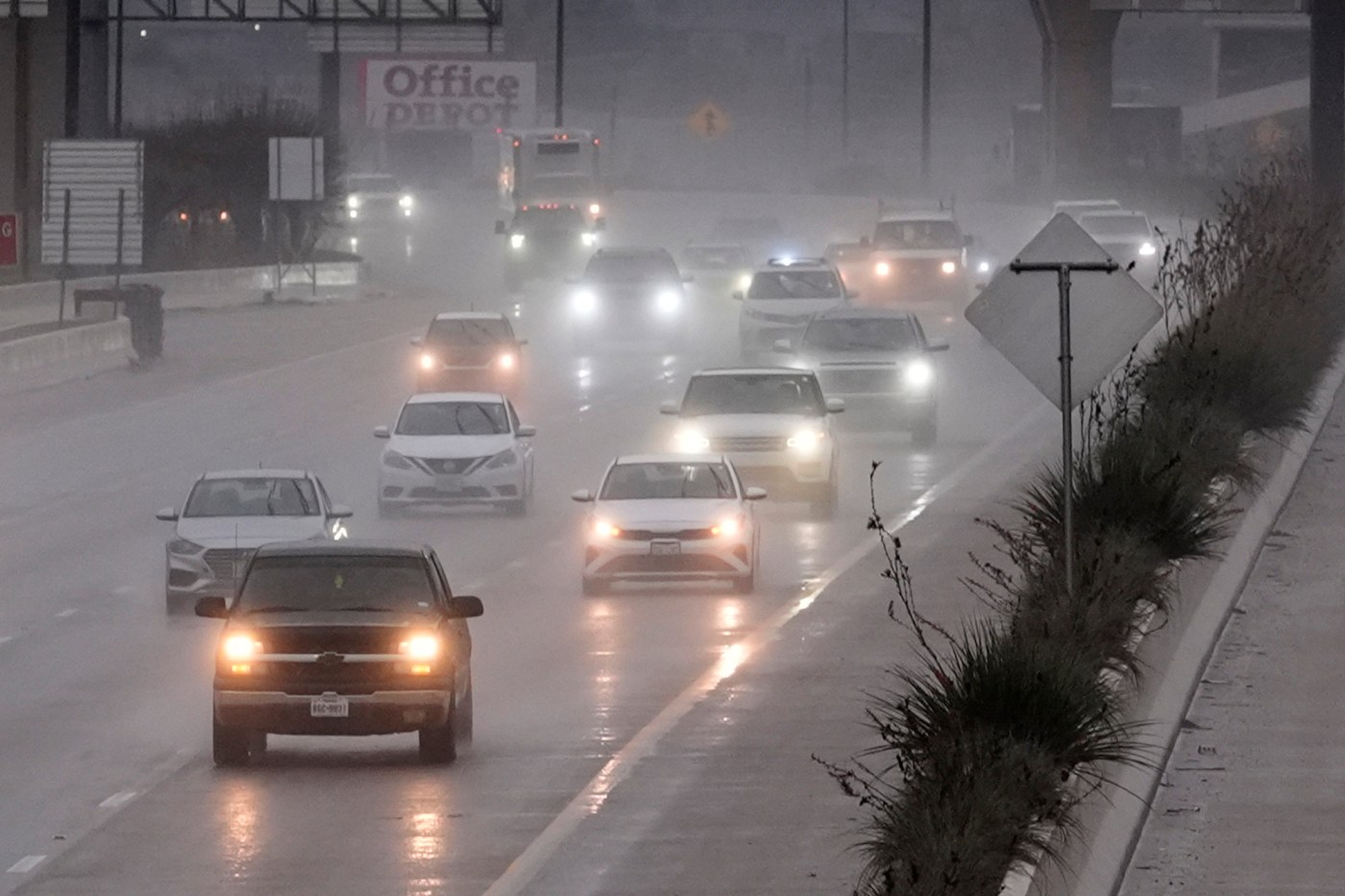 thunderstorms-wallop-texas,-impeding-holiday-travel