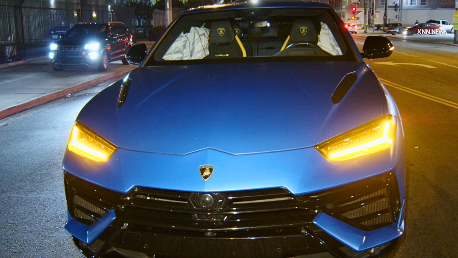 lamborghini-abandoned-after-seemingly-minor-crash-in-downtown-la.