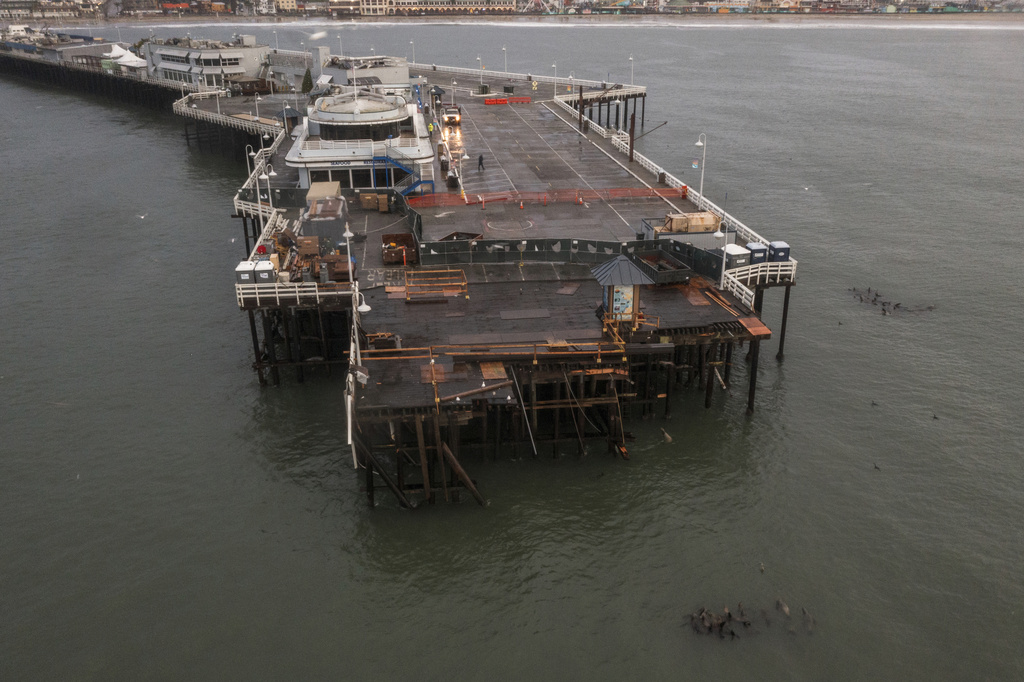 santa-cruz-mayor-does-not-commit-to-rebuilding-part-of-wharf-that-collapsed-into-ocean