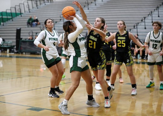 holiday-hoops-roundup:-pitman-girls,-turlock-and-hilmar-boys-split-first-two-games-of-respective-holiday-tourneys