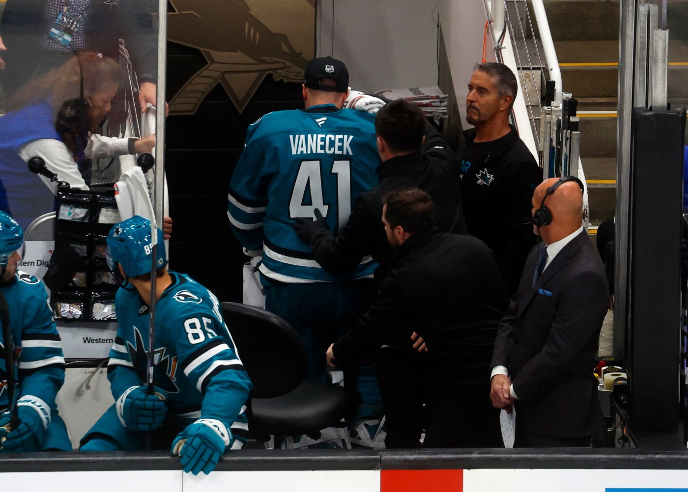 vanecek-to-miss-time-with-fractured-cheek;-hertl-reflects-on-sharks’-tribute,-return-to-san-jose