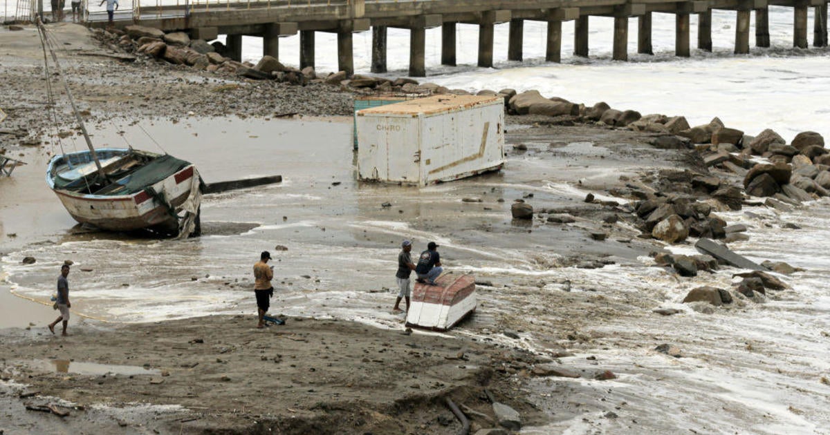 giant-waves-kill-at-least-1-in-ecuador,-close-ports-in-peru