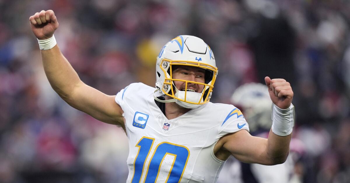 justin-herbert-ignites-chargers-rout-to-reach-playoffs-in-jim-harbaugh’s-first-season