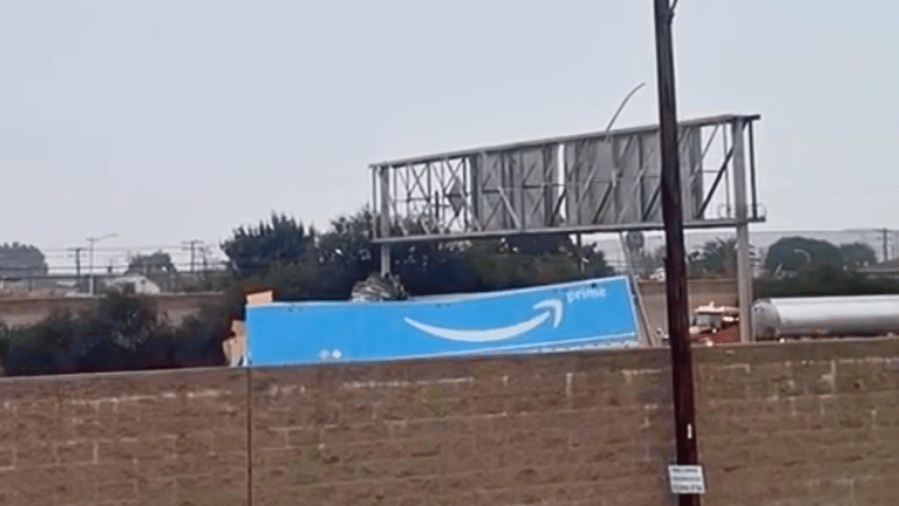 crash-leaves-hundreds-of-amazon-packages-on-5-freeway-in-east-los-angeles