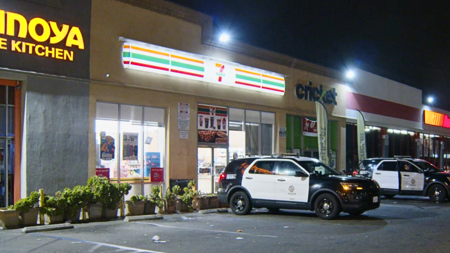 armed-robbers-target-pair-of-7-eleven-stores-in-los-angeles’-silver-lake-area