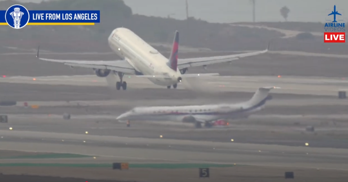 lax-air-traffic-controller-steps-in-to-avoid-near-collision-on-runway