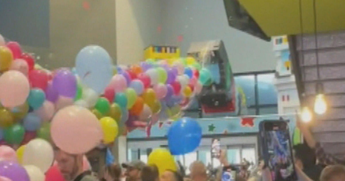 display-collapses-on-kids,-families-after-balloon-drop-mishap-in-peabody