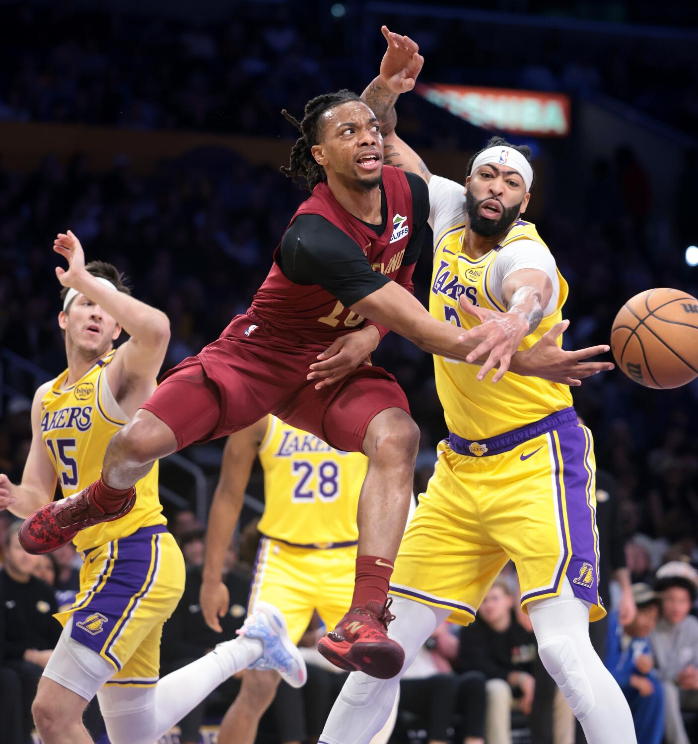 lakers-keep-cavaliers-close-early,-but-fall-to-potent-cleveland-at-crypto.com-arena