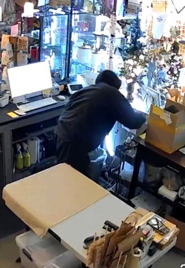 burglar-breaks-into-downtown-shop-on-new-year’s-day