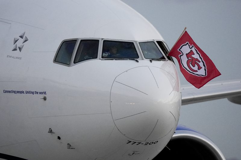 kansas-city-chiefs-stuck-on-tarmac-for-hours-after-winter-weather-shuts-down-airport