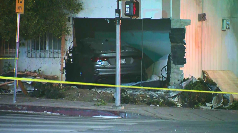 car-slams-into-los-angeles-apartment-building,-killing-person-inside