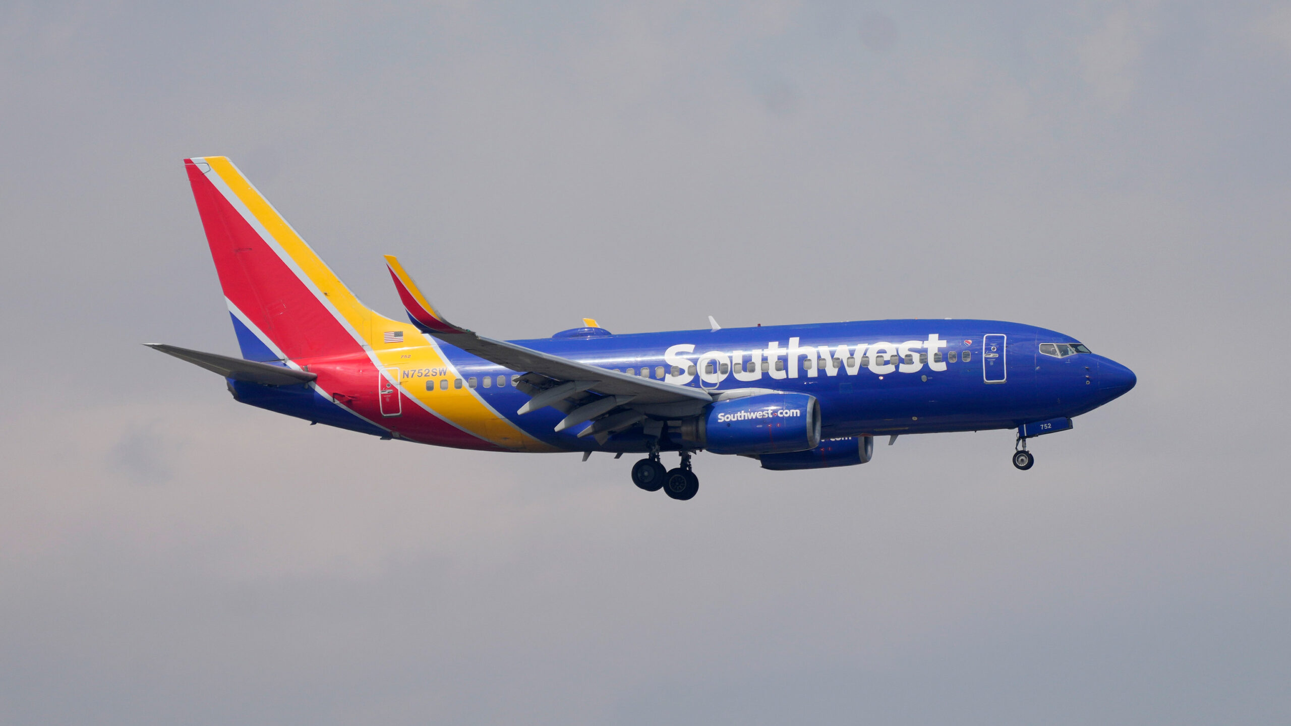 us-government-sues-southwest-airlines-and-fines-frontier-for-chronically-delayed-flights