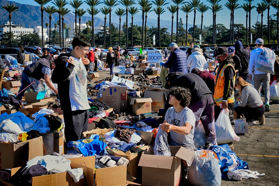 photos:-angelenos-pull-together-to-support-wildfire-victims,-first-responders