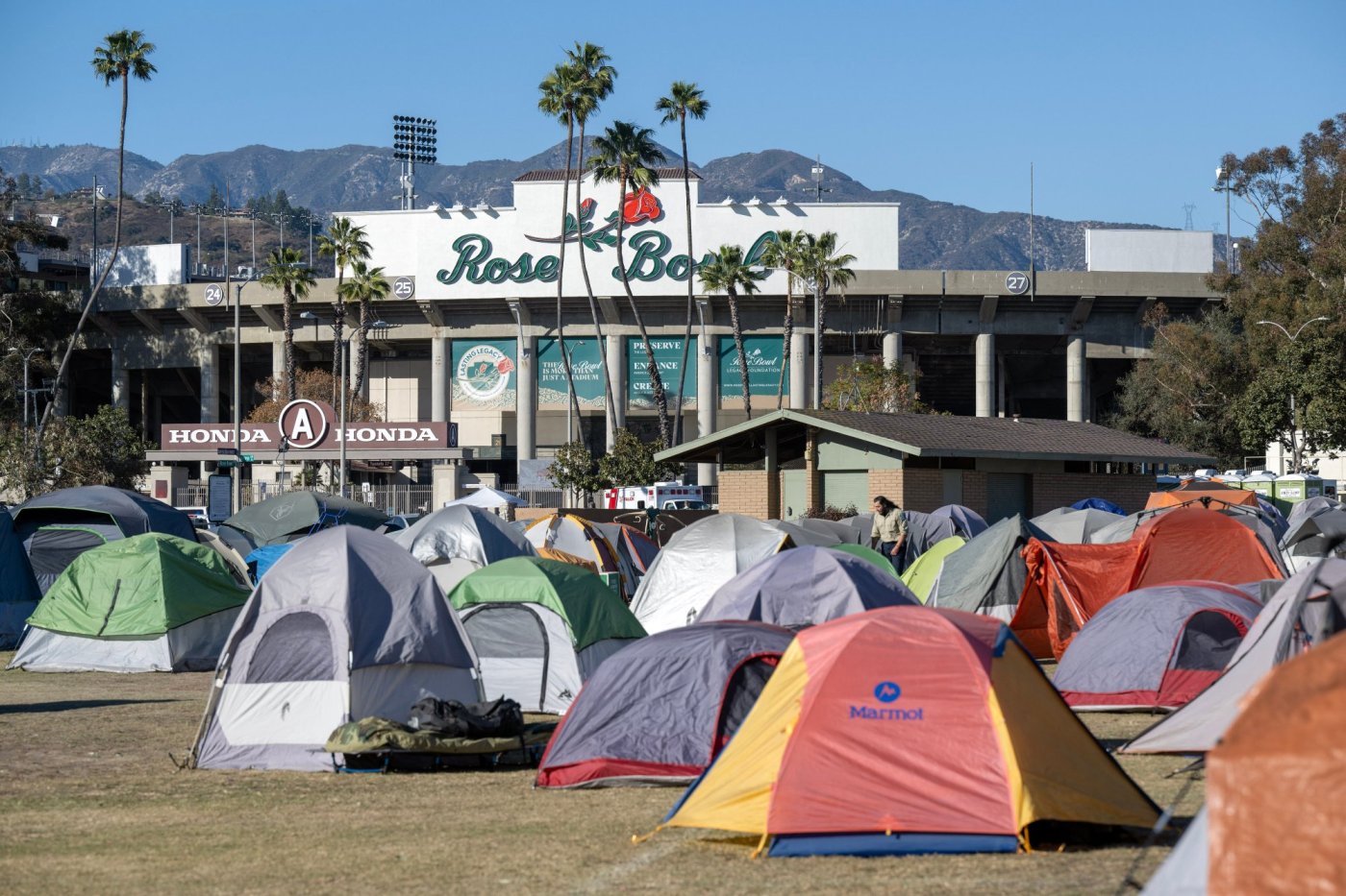 rose-bowl-becomes-‘home’-to-thousand-of-first-responders-fighting-eaton-fire