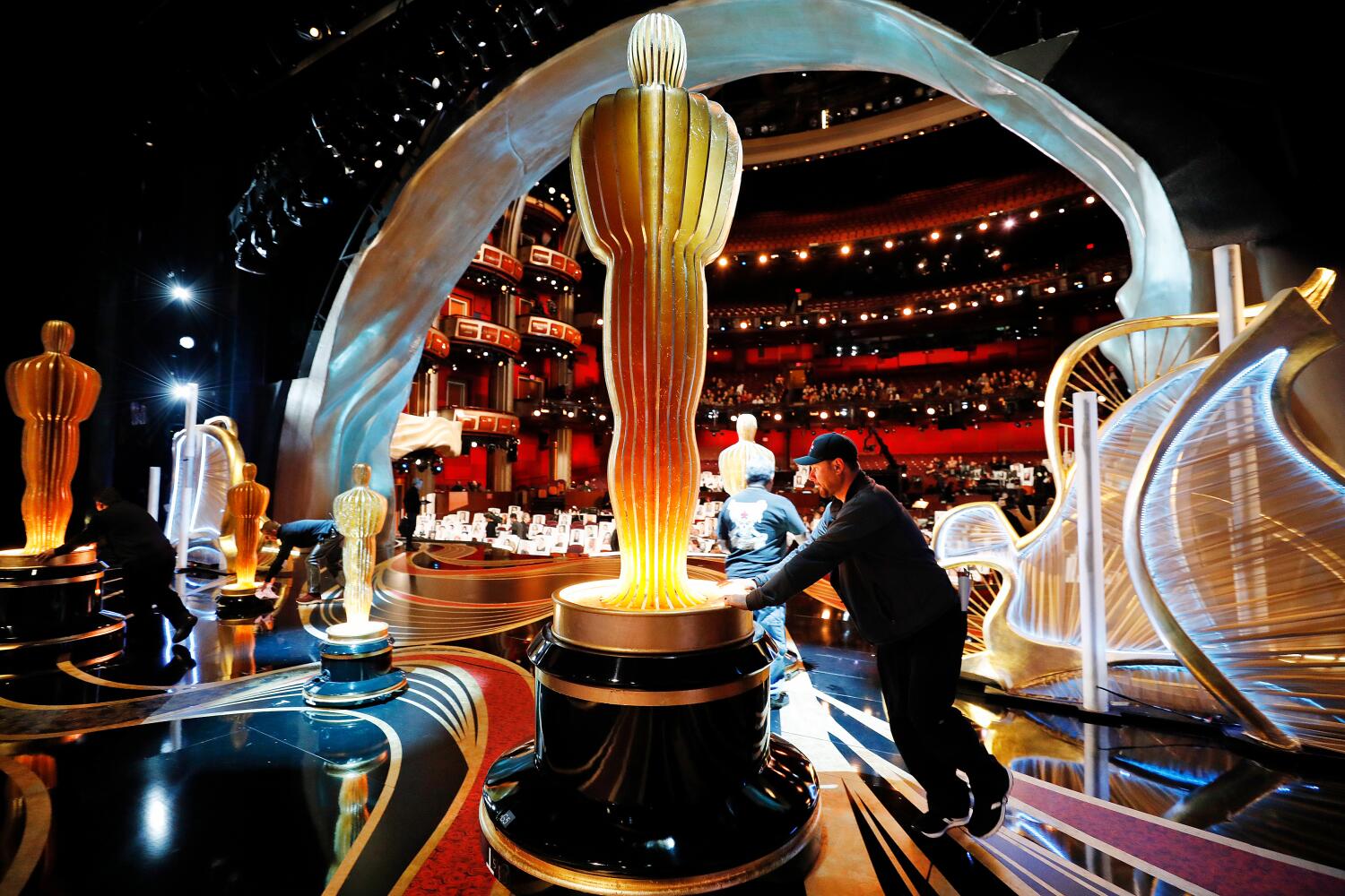 column:-the-oscars-‘must-go-forward’-—-and-will,-says-film-academy-ceo.-he’s-right