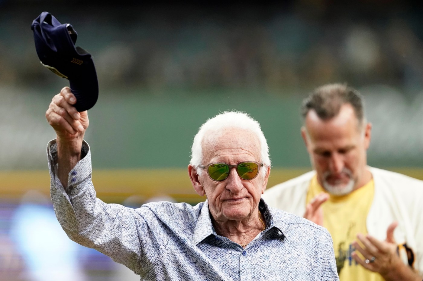 ‘mr.-baseball’-bob-uecker,-brewers-announcer,-dies-at-90