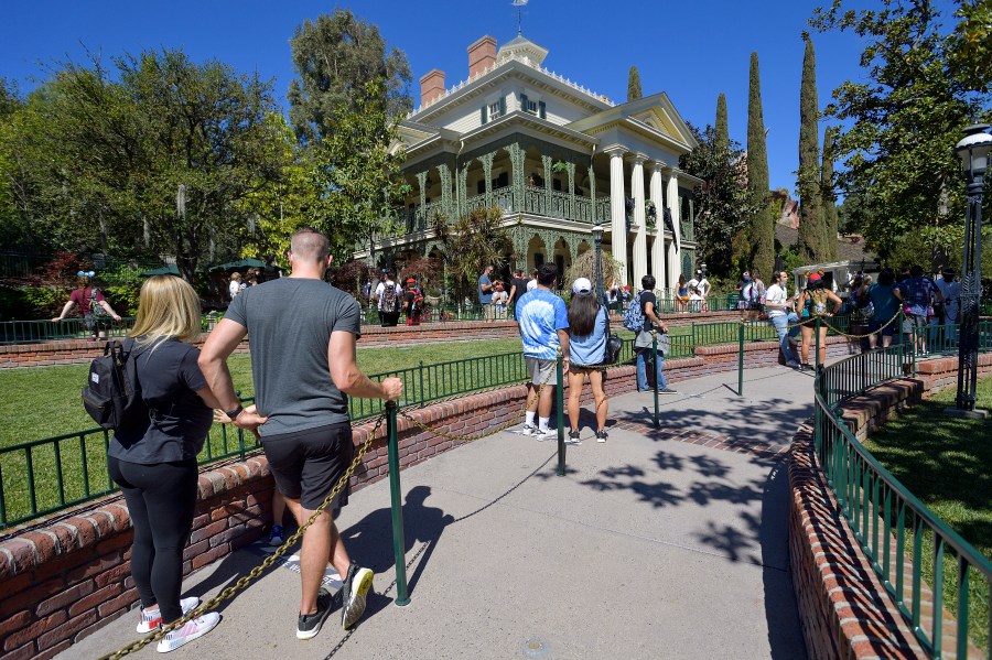 classic-character-in-disneyland’s-haunted-mansion-gets-makeover