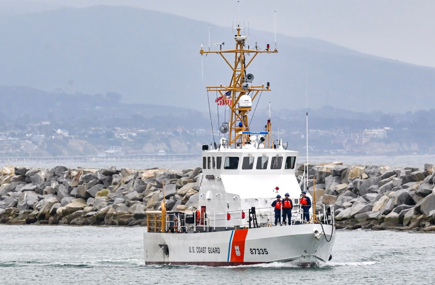 panga-carrying-migrants-crashes-into-us.-coast-guard-boat-off-point-loma