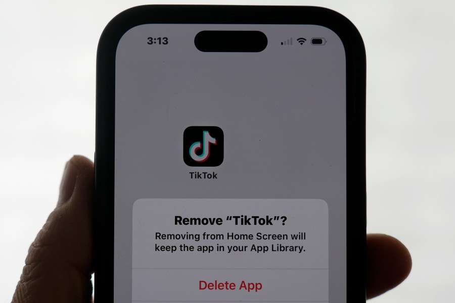 tiktok-says-it’s-restoring-service-to-us-users-based-on-trump’s-promised-executive-order