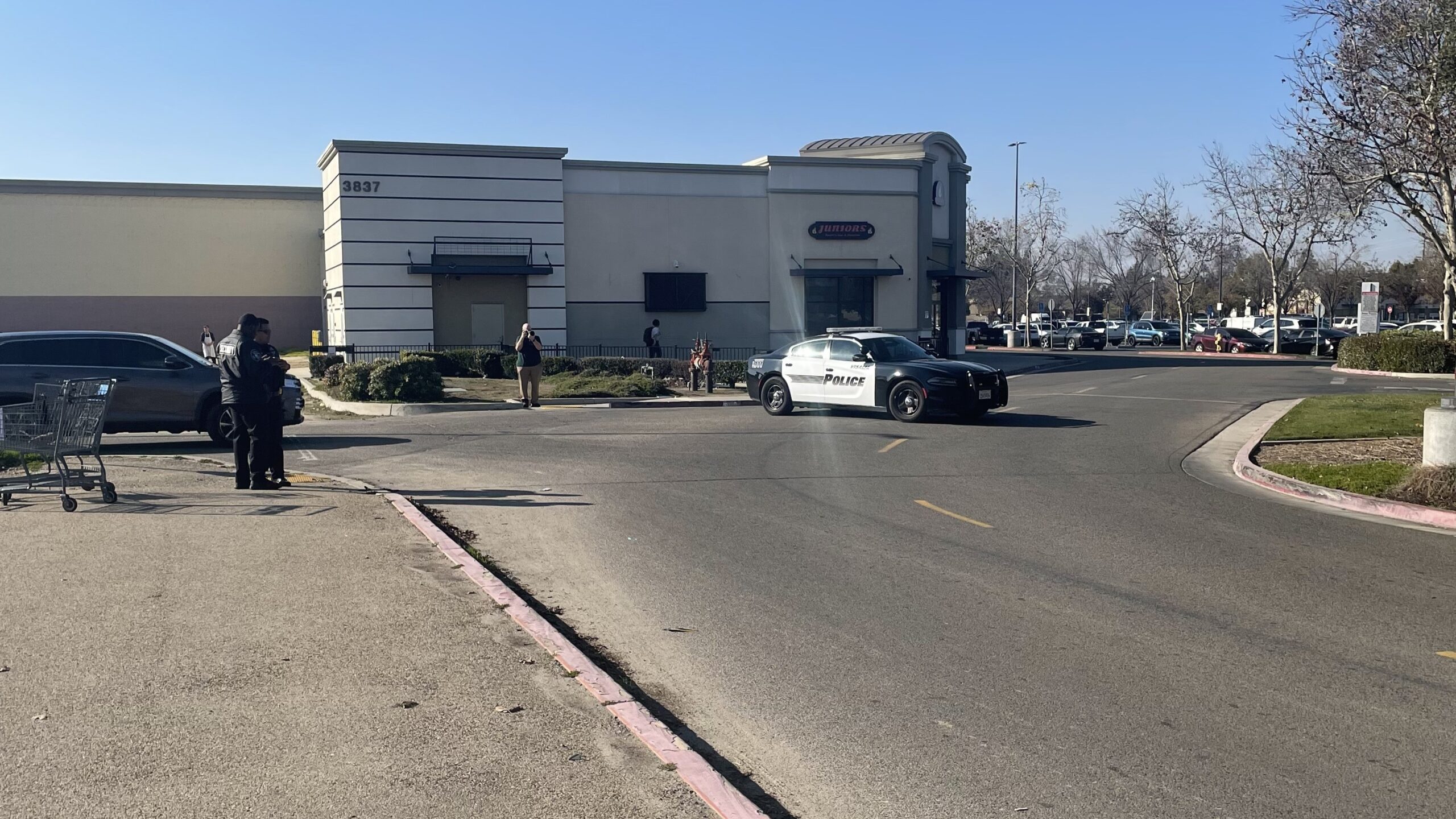 man-found-shot-near-shopping-center-in-visalia,-police-say