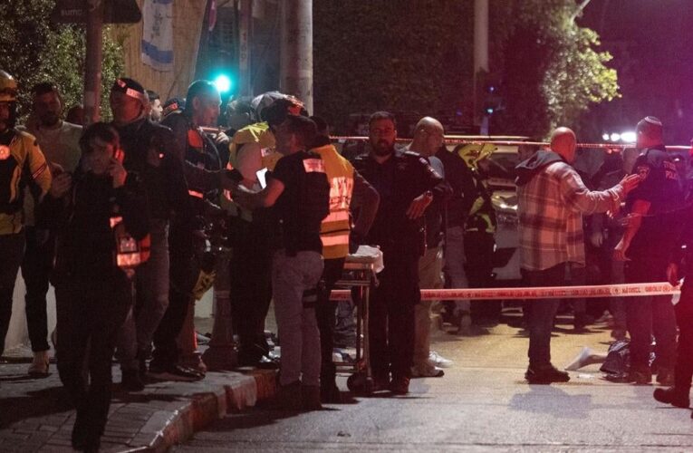 4 hurt in Tel Aviv stabbing attack; Gaza residents start to return what’s left of homes