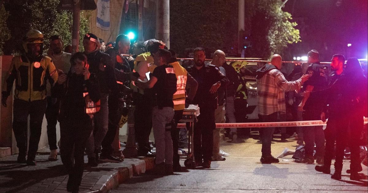 4-hurt-in-tel-aviv-stabbing-attack;-gaza-residents-start-to-return-what’s-left-of-homes