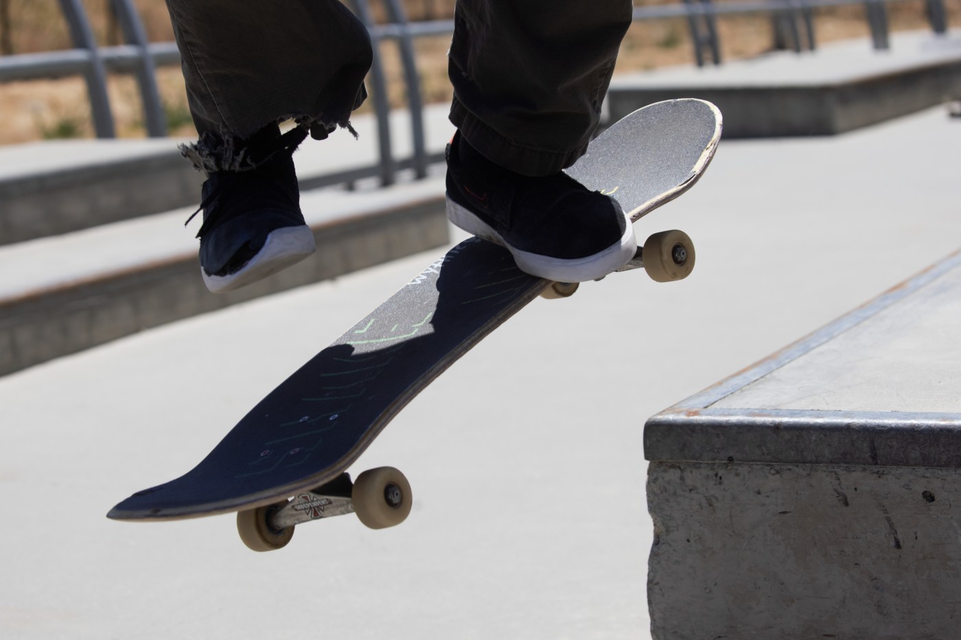 police:-critically-injured-skateboarder-has-board,-other-items-taken-by-thieves-in-oakland