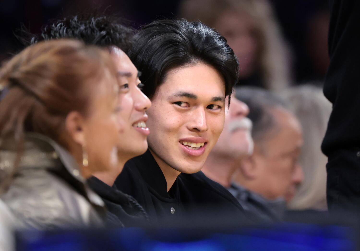 roki-sasaki-is-down-with-la.-new-dodgers-pitcher-learns-city’s-fingers-sign-at-lakers-game