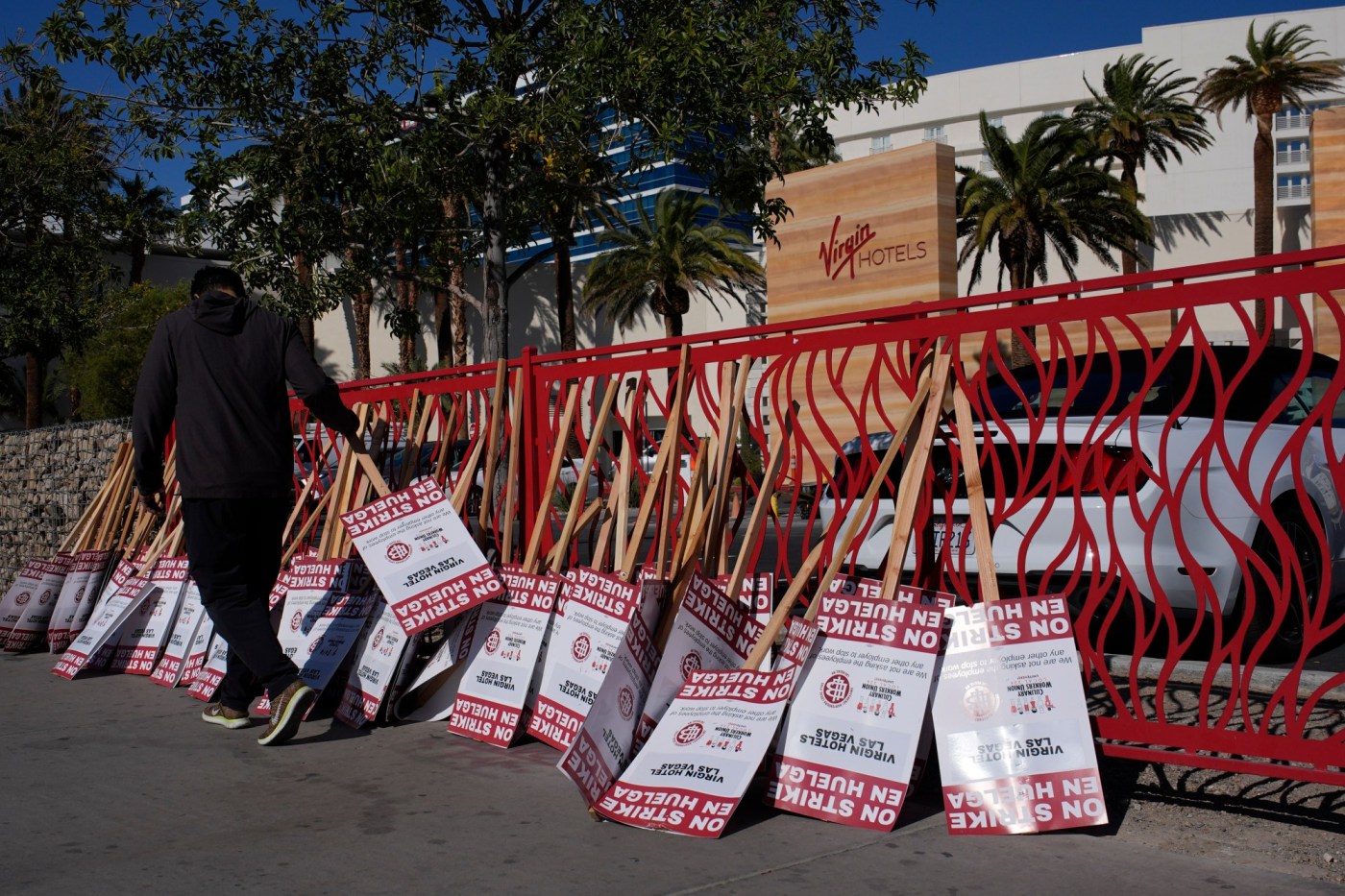 las-vegas-hotel-workers-union-reaches-tentative-deal-with-casino-to-end-longest-strike-in-decades