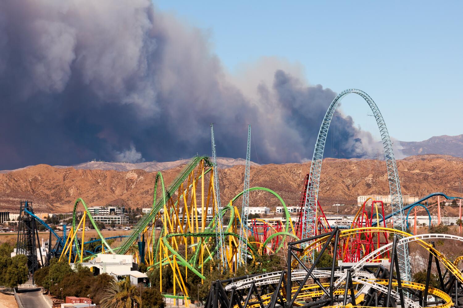 ‘it’s-hard-to-go-to-work-when-you’re-worried-your-house-could-burn-down.’-fleeing-flames-in-fire-weary-socal