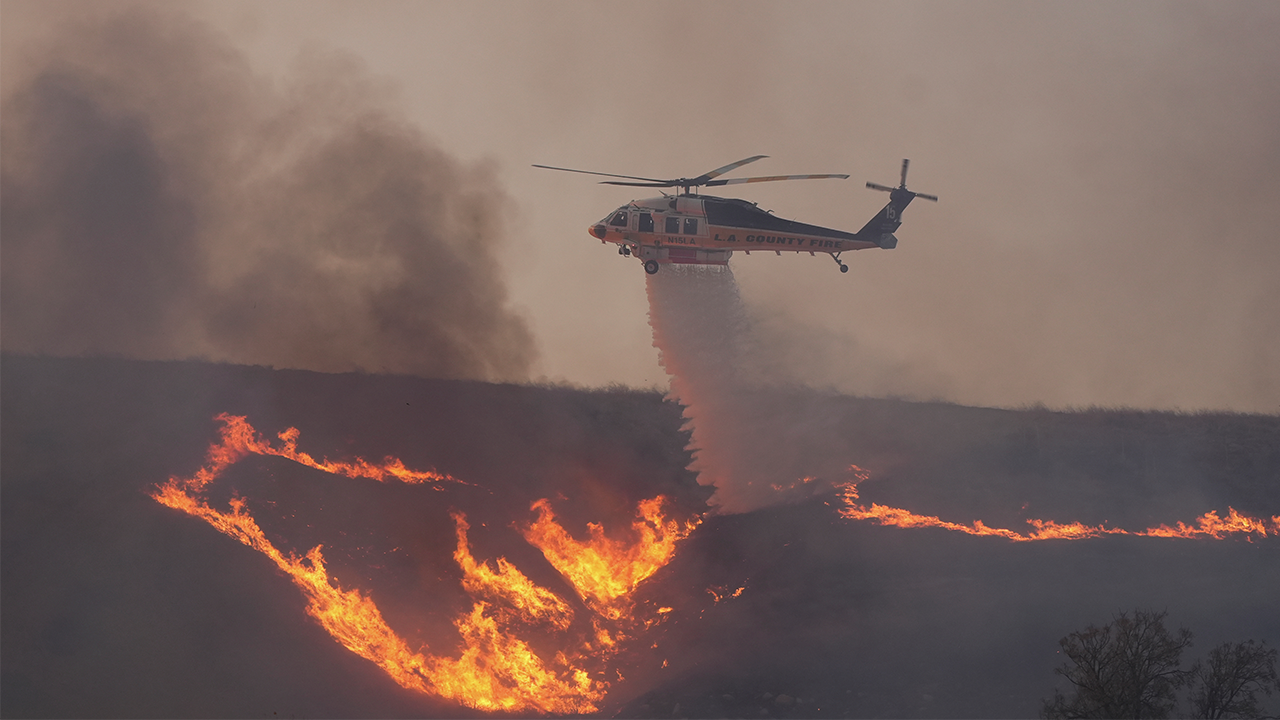 new-fire-burns-over-9,000-acres-in-northern-los-angeles-county-amid-strong-winds